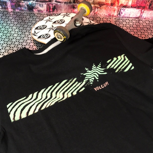 🔘 Volcom Tee 🔘 - Picture 2 of 3
